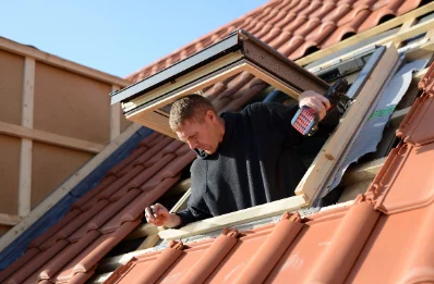 Pose de fenêtres de toit Velux à Momerstroff